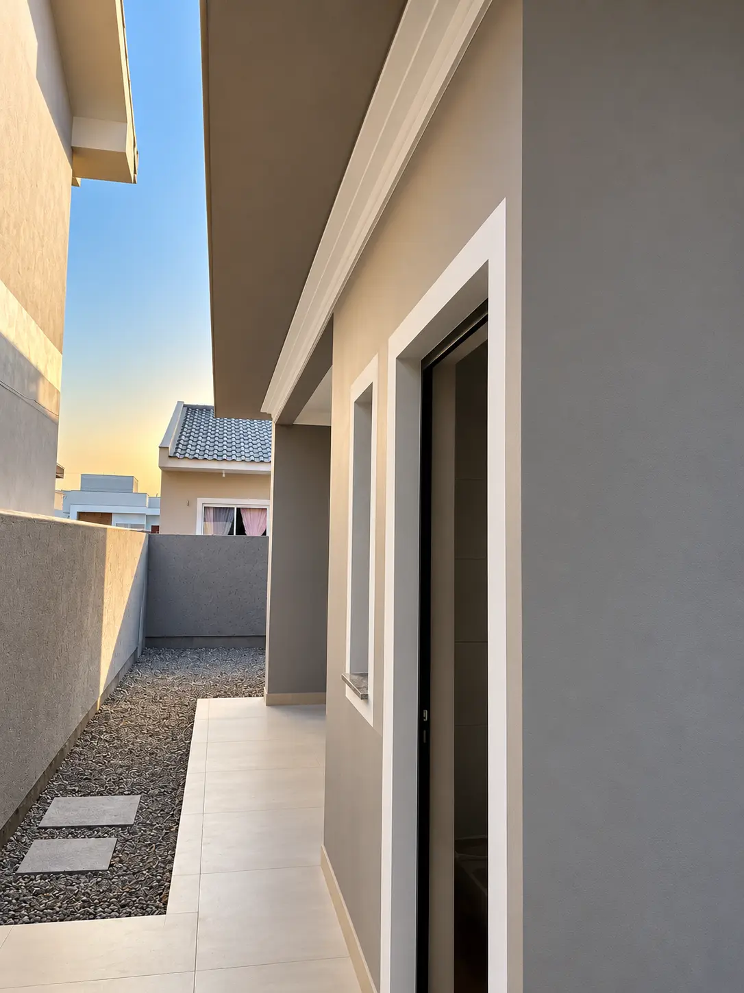 Corredor residencial com acabamento uniforme