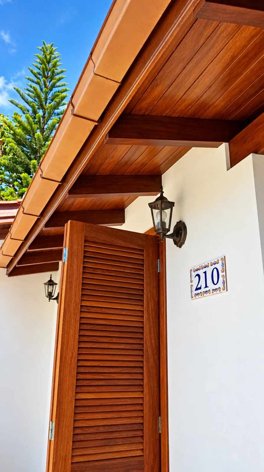 Entrada de madeira com paredes claras e acabamento cuidadoso