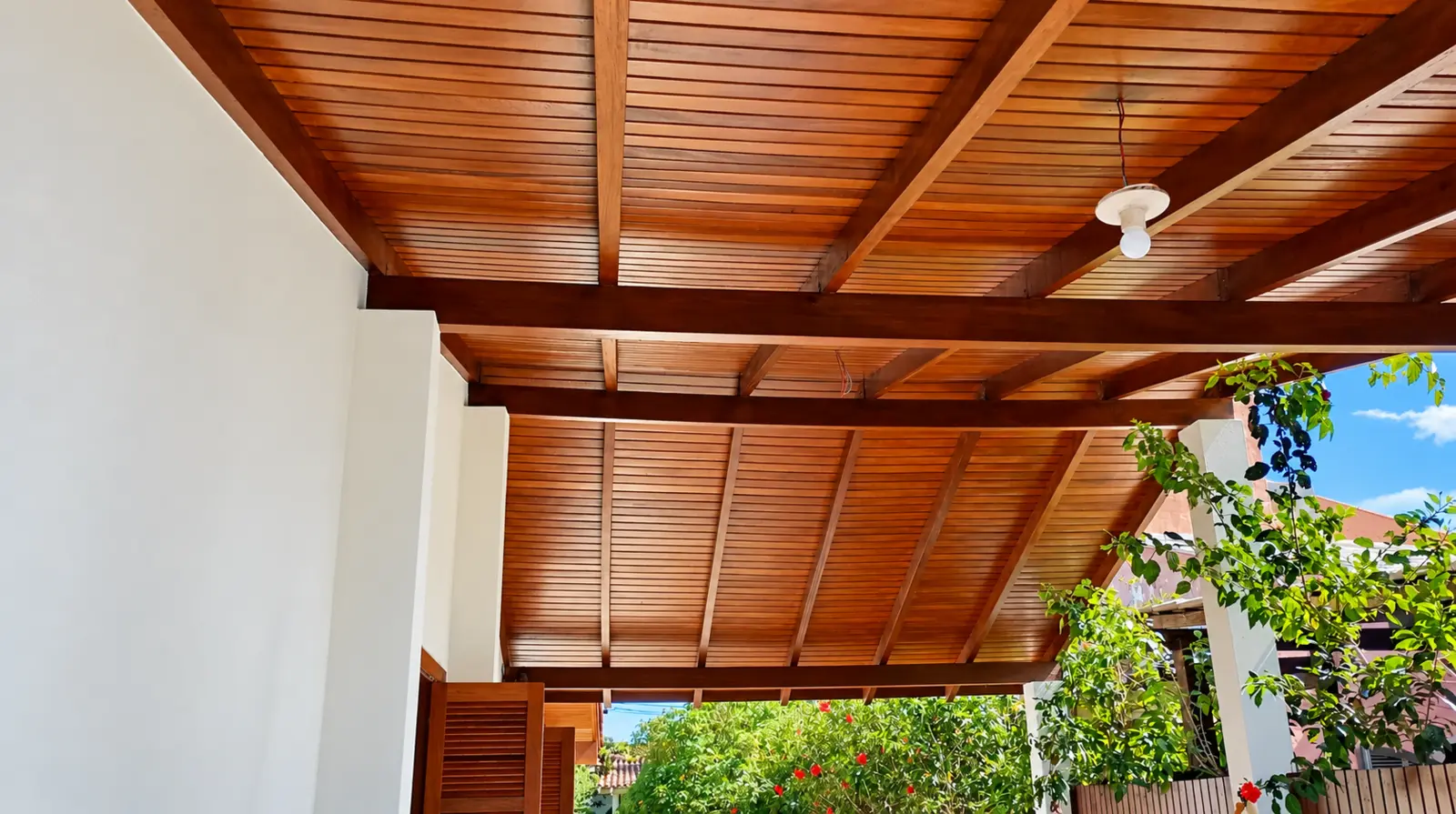 Varanda de madeira com pintura integrada ao jardim