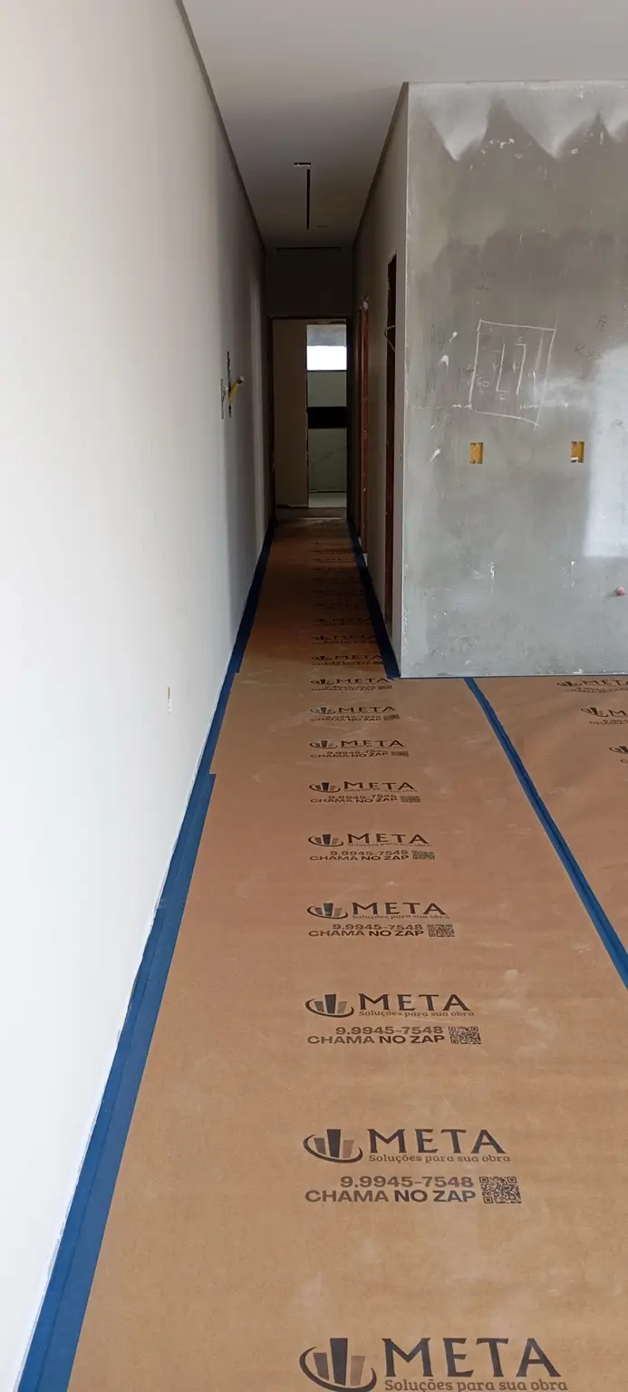 Corredor protegido durante a execução da pintura